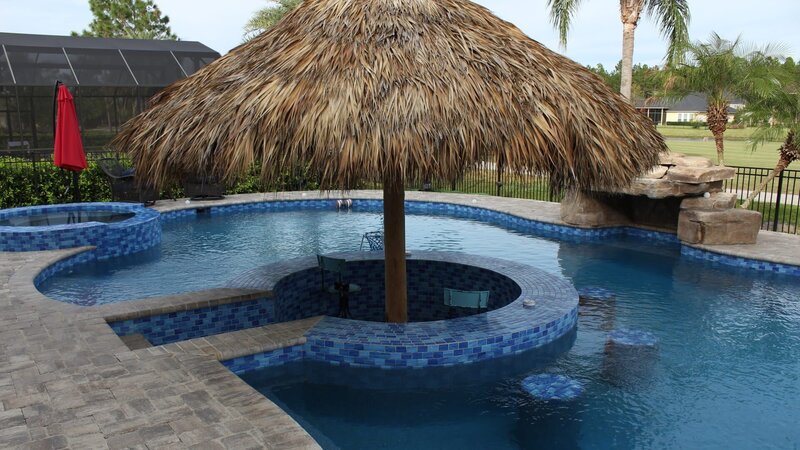 The Hairston Family’s brand new pool with a swim up bar covered tiki hut as seen on Pool Kings. (exterior) – Bild: Pool Kings, Kyle Peek, Peek Pool /​ Scripps.