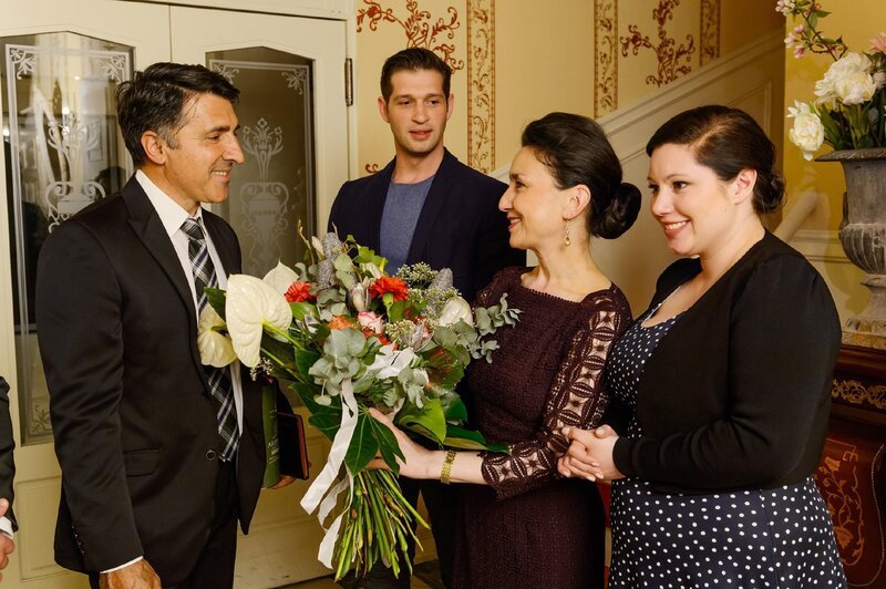 Yüksel (Haydar Zorlu, l.) wird von Simone (Tatjana Clasing, 2.v.r.), Deniz (Igor Dolgatschew) und Vanessa (Julia Augustin) mit Spannung empfangen. – Bild: RTL /​ Willi Weber