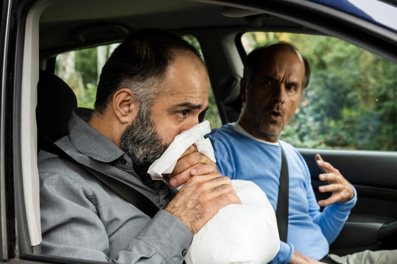Adil (David Hamade) bekommt eine Panikattacke und Tilo (Christoph Maria Herbst) steht ihm bei. – Bild: RTL /​ Martin Valentin Menke
