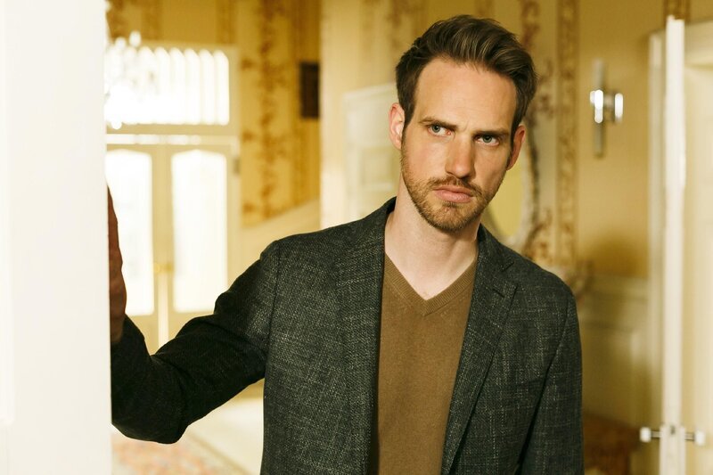 Damian (Christian Feist) ist kurz geschockt, als er glaubt, dass Richard schlecht über ihn spricht. – Bild: RTL /​ Kai Schulz