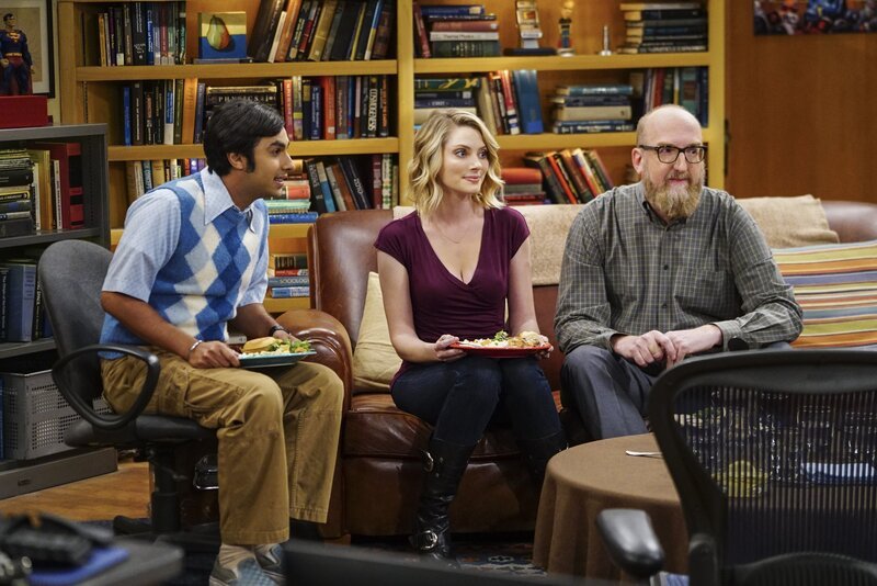 Bei einem gemeinsamen Treffen mit Freunden erzählen Geologe Bert (Brian Posehn, r.) und seine Freundin Rebecca (April Bowlby, M.), wie sie sich kennen gelernt haben. Nachdem Raj (Kunal Nayyar, l.) die Geschichte gehört hat, ist er beunruhigt, dass Rebeccas Gefühle nicht echt sein könnten … – Bild: Warner Brothers