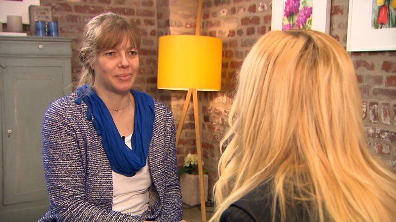 Die adoptierte Priska (l.) ist auf der Suche nach ihrer leiblichen Mutter Marion. Julia Leischiks (r.) Nachforschungen führen sie in die USA … – Bild: © SAT.1
