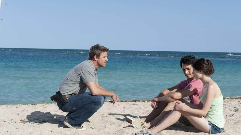 Jim (Matt Passmore, l.) befragt ein Paar (Lynn Telzer und Marcus Anderson), das beobachtet hat, wie die Leiche angespült wurde. – Bild: TVNOW