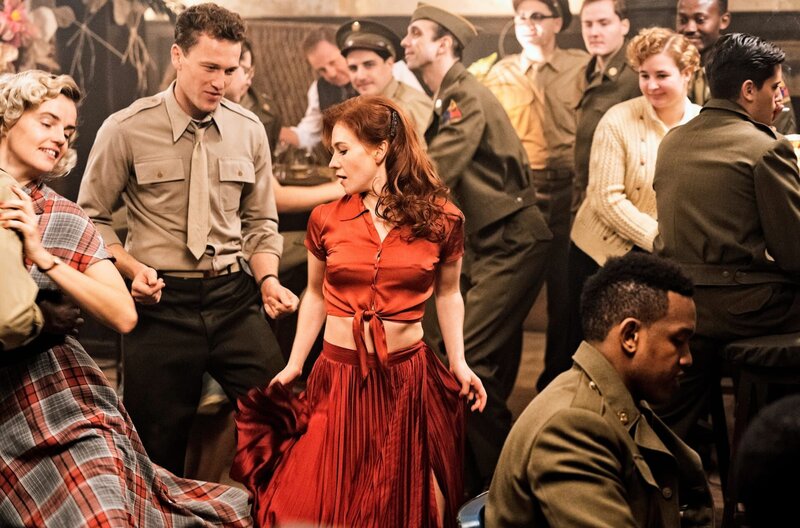 Erika (Franziska Brandmeier) erhofft sich von den amerikanischen Soldaten Lebensfreude und Freiheit. – Bild: SWR/​FFP New Media GmbH/​Ben Knabe /​ ZDF