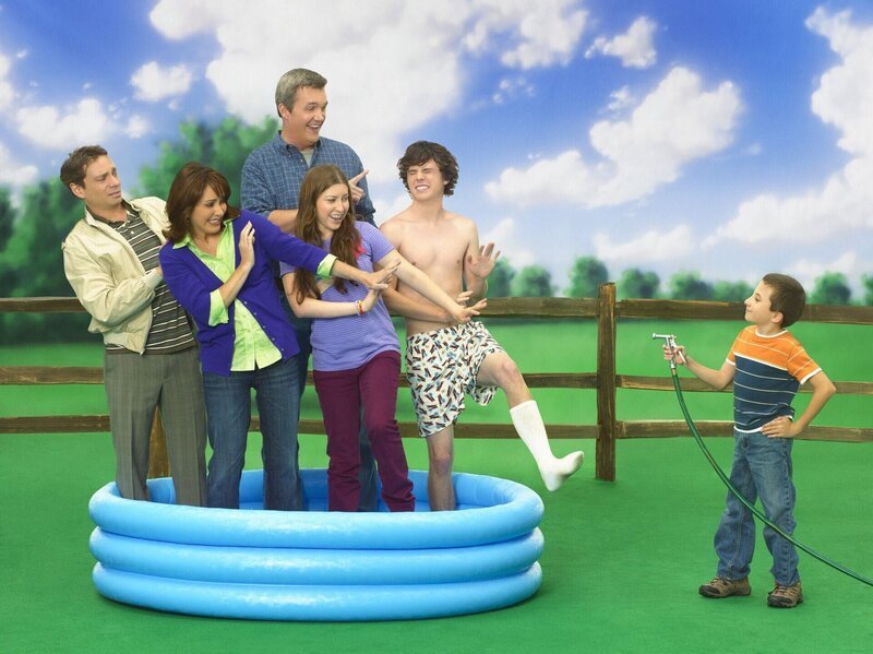 (1. Staffel) – Bei Sue (Eden Sher, M.), Mike (Neil Flynn, hinten), Frankie (Patricia Heaton, 2.v.l.), Bob (Chris Kattan, l.), Brick (Atticus Shaffer, r.) und Axl (Charlie McDermott, 2.v.r.) wird immer etwas geboten … – Bild: Warner Brothers Lizenzbild frei