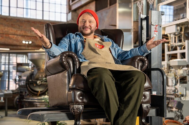 Sebastian Lege nimmt die Food-Sparte des Möbel-Giganten IKEA unter die Lupe. – Bild: ZDF/​Konstantin Kieselbach