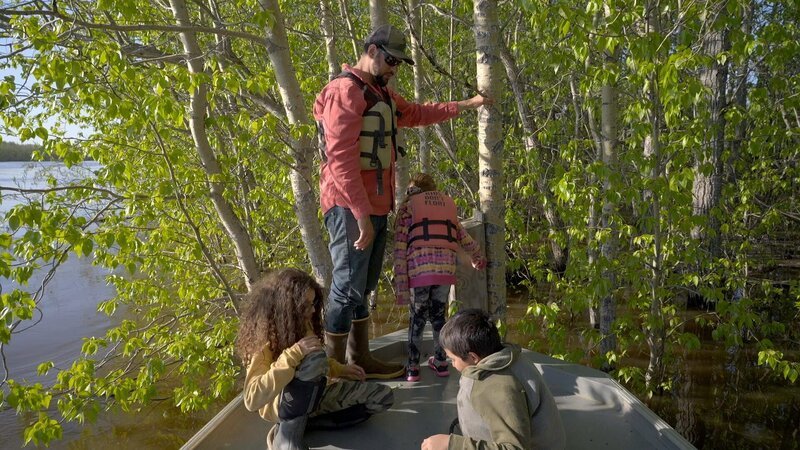 Chevie Roach mit seinen Kindern auf der Suche nach Wasservogeleiern (National Geographic for Disney) – Bild: Disney