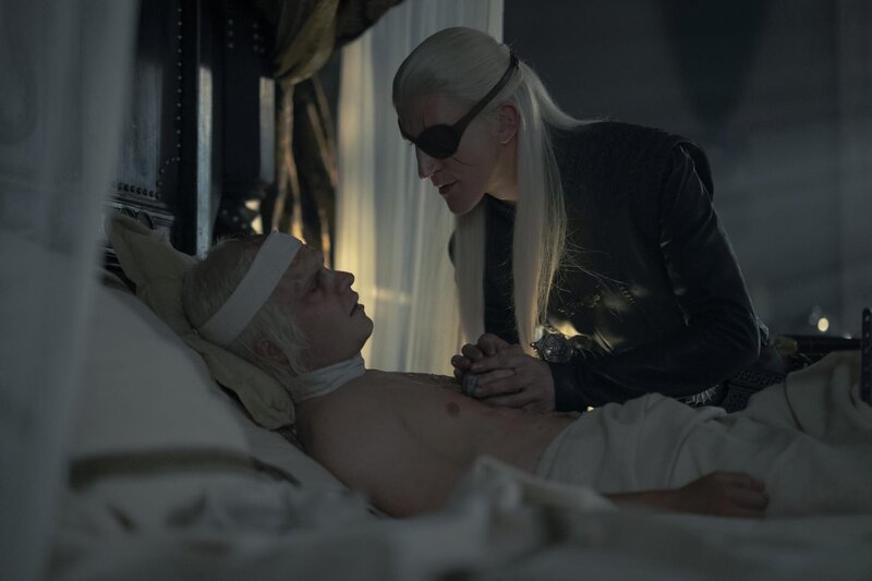 l-r: King Aegon II Targaryen (Tom Glynn-Carney), Prince Aemond Targaryen (Ewan Mitchell) – Bild: Warner