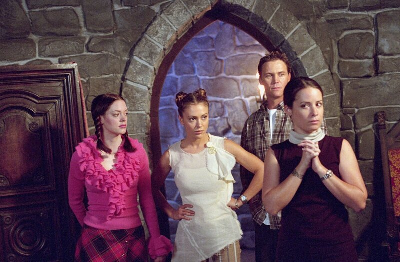 Leo (Brian Krause, 2.v.r.) ermutigt Paige (Rose McGowan, l.), in die Vergangenheit zu reisen, um die Schwestern Piper (Holly Marie Combs, r.) und Phoebe (Alyssa Milano, 2.v.l.) aus dem Kerker der bösen Zauberin zu befreien. – Bild: CBS Studios Inc.