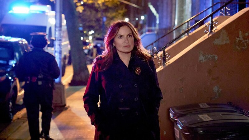 Benson (Mariska Hargitay) versucht, dem Bandenmitglied zu helfen, das sie angegriffen hat, nachdem sie erfahren hat, dass der Junge von seiner Gang erpresst wurde. +++ – Bild: 2022 NBCUniversal Media, LLC /​ Der Trophäen-Baum
