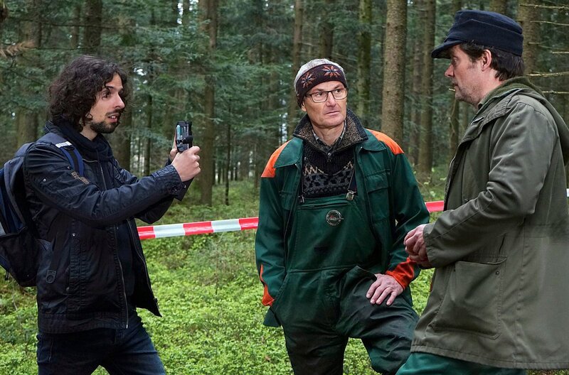 Vor Ort wollen Karl (Peter Schell, mi.) und Riedle (Sebastian Mirow, re) Albert (Alessio Hirschkorn) vom Einsatz des Vollernters überzeugen. – Bild: SWR/​Krieg
