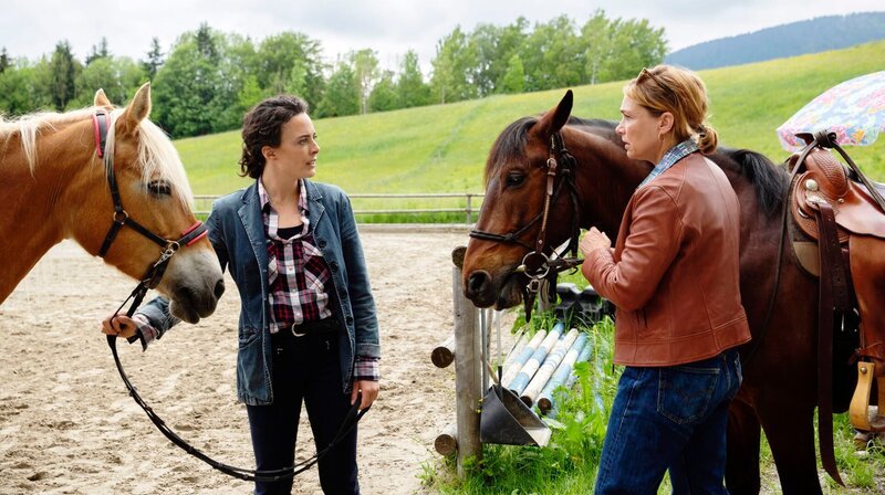 Überraschung! Sophie (Aglaia Szyszkowitz, re.) bringt Magda (Pauline Fusban) ihr Pferd zurück. – Bild: ARD Degeto/​Regina Recht