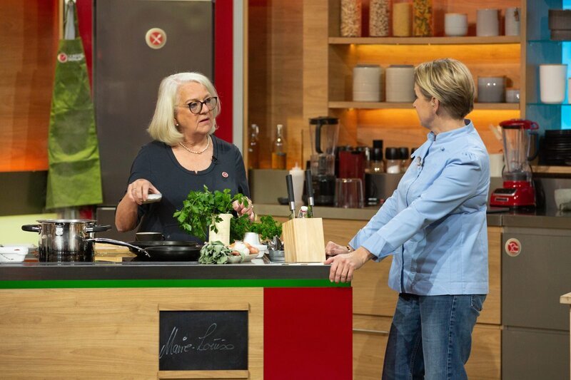 Die „Küchenschlacht“-Kandidatin Marie-Louise Hüneke und Moderatorin Cornelia Poletto – Bild: ZDF und Norman Kalle