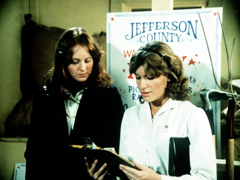 Mary Ellen (Judy Norton-Taylor, r.) und Erin (Mary Beth McDonough, l.) wollen als einzige Frauen an einem Pferderennen teilnehmen. – Bild: WARNER BROS. INTERNATIONAL TELEVISION