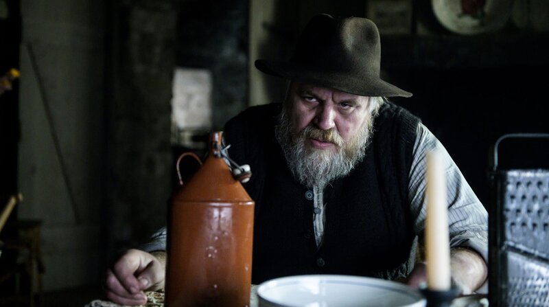 Heinrich Kastner (Aljoscha Stadelmann) verzichtet nur ungern darauf, den rücksichtslosen Amerikanern seine Meinung zu sagen. Aber er muss zugeben, dass seine englischsprechende Tochter die bessere Unterhändlerin ist. – Bild: SWR/​FFP New Media GmbH/​Martin Va