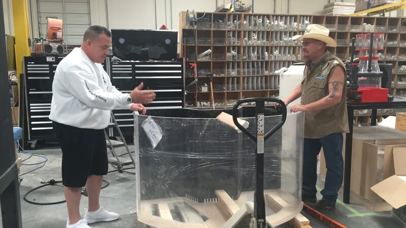 Wayde and Redneck find the correct tank for Prince Royce, it was mislabeled! – Bild: Animal Planet /​ Discovery Communications