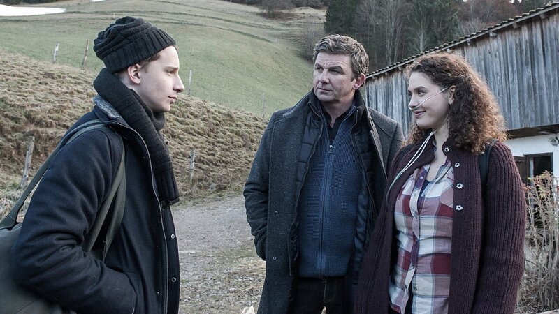 Martin (Hans Sigl, M.) hofft, dass David (Jonathan Berlin, l.) und Lisa (Fanny Krausz, r.) sich gegenseitig in ihren unterschiedlichen Krankheiten unterstützen können. – Bild: ZDF und Stefanie Leo