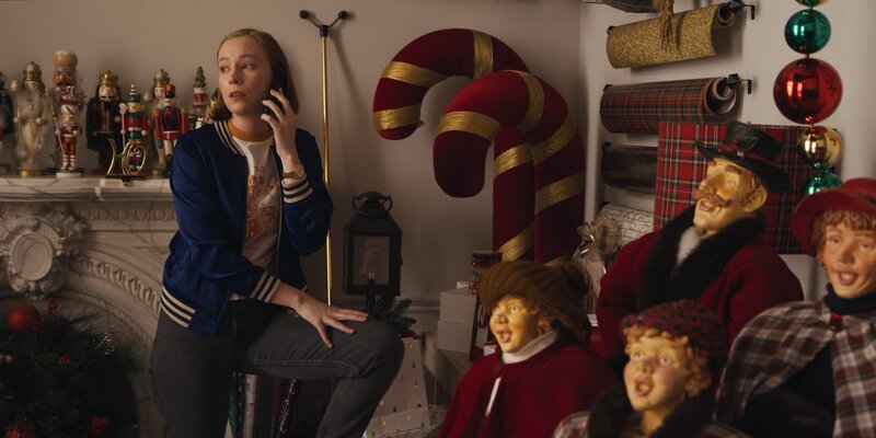 Ava (Hannah Einbinder) führt verzweifelt ein Telefonat mit dem britischen Autorenteam, in der Hoffnung, die Situation noch retten zu können. – Bild: ZDF