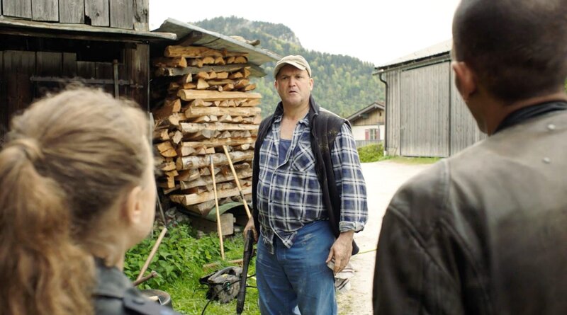 Jerry Paulsen und Sophia Strassner befragen den Verdächtigen Josef Holler. – Bild: ARD/​Lucky Bird Pictures/​Savoy Film Productions