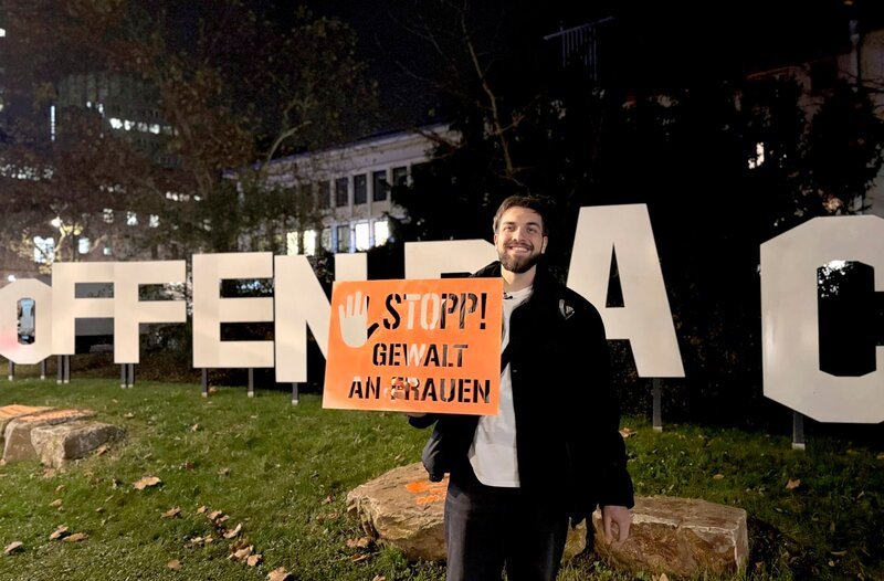 Tarik bei einer Sprühaktion am Internationalen Tag zur Beseitigung von Gewalt gegen Frauen vor dem Offenbach-Logo. – Bild: HR/Tania De-Marco-Chapuis Tarik bei einer Sprühaktion am Internationalen Tag zur Beseitigung von Gewalt gegen Frauen vor dem Offenbach-Logo. – Bild: HR/Tania De-Marco-Chapuis