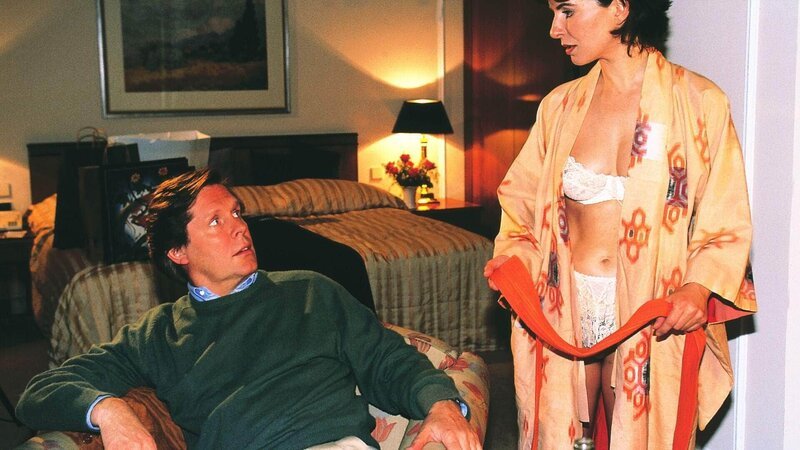 Bea (Isabelle von Siebenthal), die nach Deutschland zurück gekommen ist, um hier Sektenzentren aufzubauen, versucht Stefan (Sigmar Solbach) zu verführen. – Bild: MG RTL /​ Elke Werner