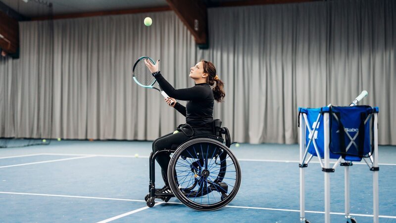 Nach dem Unfall war plötzlich alles anders – Aurora lernt ein neues Hobby: Rollstuhltennis. – Bild: ZDF/​Jonathan Gaubatz