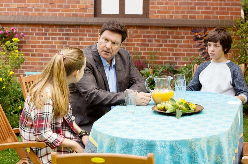Christian (Francis Fulton-Smith, M.) versucht zwischen Paul (Julian König, r.) und Lotte (Anne Sophie Triesch, l.) zu schlichten. – Bild: ARD/​Volker Roloff