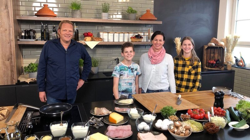 Gelangweilt von Wurst und Käse? Vorkoster Björn Freitag (l.) zeigt Familie Gerling (r.) wie man Abwechslung in den Stullen-Alltag bringt. – Bild: WDR/​Karolin Huhn