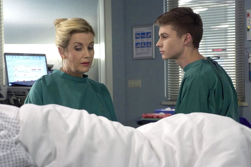 Sarah Marquardt (Alexa Maria Surholt) glaubt, dass ihre Mutter die Schmerzen nach der OP nur vorspielt, um ihren Leipzig-Aufenthalt zu verlängern oder möglicherweise sogar ab jetzt in Leipzig bei ihrer Tochter und ihrem Enkel Bastian (Johann Lukas Sickert) zu wohnen. Während Bastian sich das gut vorstellen kann, seine Oma um sich zu haben, prophezeit Sarah Sodom und Gomorra. – Bild: BR/​MDR/​Saxonia/​Rudolf Wernicke /​ Rudolf Wernicke