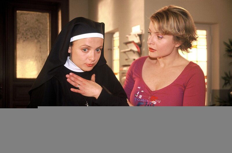 Schwester Klara (Julia Brendler, l.) bittet Biene (Isabel Tuengerthal, r.) um Hilfe. Ihr ist schlecht wegen ihrer Schwangerschaft und zudem braucht sie dringend einen Anwalt … – Bild: SAT.1 /​ Hardy Spitz Eigenproduktionsbild frei