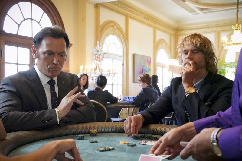 Frankie Bolton (Steve Valentine, l.); Marty Deeks (Eric Christian Olsen, r.) – Bild: CBS Broadcasting, Inc.