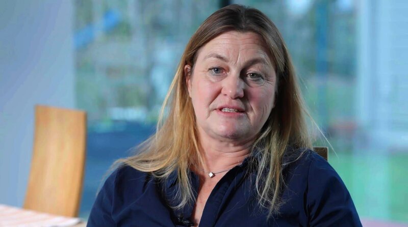 Ex-Mehrkämpferin Birgit Clarius war fasziniert von Birgit Dressel. Der frühe Tod ihrer Trainingspartnerin ist für sie eine Folge des Sportsystems der 1980er Jahre. – Bild: Radio Bremen /​ Christoph Oldach