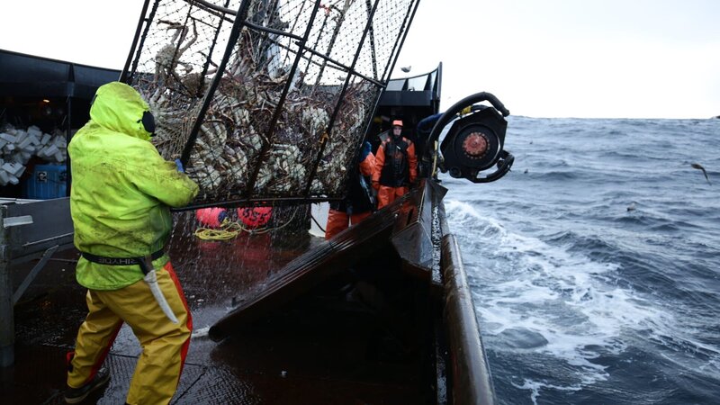 Working on deck of the Time Bandit. – Bild: Discovery Channel