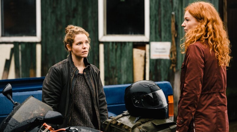 Jule Christiansen (Marleen Lohse, re.) überbringt schlechte Nachrichten an Frederike Barrow (Angelika Häntsch). – Bild: ARD Degeto/​BR/​NDR/​Sandra Hoever