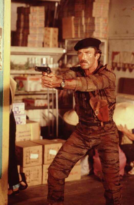 Privatdetektiv Thomas Sullivan Magnum (Tom Selleck) löst seine Fälle auf liebenswerte und tollpatschige Art … – Bild: Universal City Studios LLLP