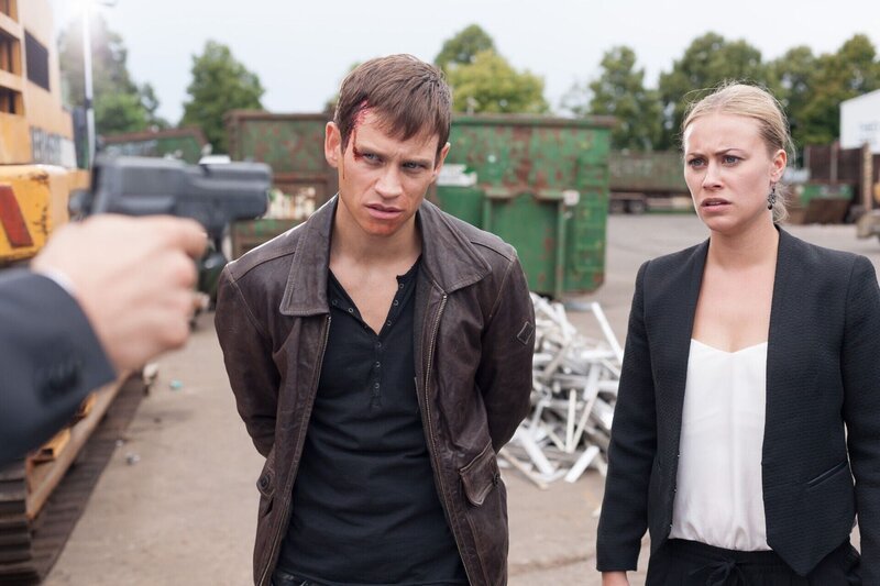 Das Gangstertrio will sich Alex (Vinzenz Kiefer) und Jackie (Sina Tkotsch) entledigen … – Bild: RTL