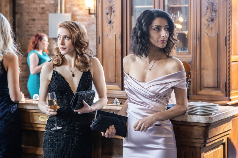 Etta Brink (Caroline Pluta, l.); Special Agent Hannah Khoury (Necar Zadegan, r.) – Bild: 2020 CBS Broadcasting Inc. All Rights Reserved. /​ Sam Lothridge Lizenzbild frei