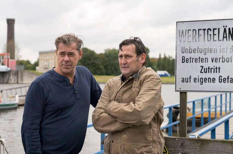 Lars (Ingo Naujoks, r.) und Finn (Sven Martinek, l.) sind erschöpft von der Verfolgungsjagd. – Bild: ARD/​BR/​Georges Pauly