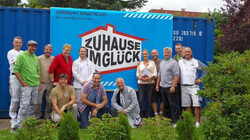 Das Zuhause im Glück-Team ist gekommen um Frank, Tanja und deren beiden Söhnen zu helfen – Bild: RTL Zwei