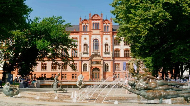 Rostock glänzt mit historisch bedeutsamen Gebäuden. Neben zahlreichen Vertretern der Backsteingotik fällt vor allem die Rostocker Universität – die drittälteste Deutschlands – ins Auge: Sie wurde 1870 im Stil der mecklenburgischen Neorenaissance fertiggestellt. – Bild: NDR/​Eddy Zimmermann/​Sebastian Lindemann
