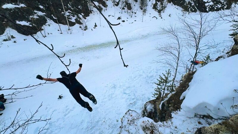 David Blaine befindet sich in der Luft, als er mit dem Bauch voran in einen Schneehaufen springt (Credit: National Geographic) – Bild: National Geographic