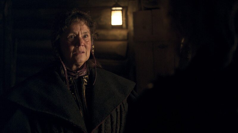 Die Dorfchefin Valdir (Pernilla Augus) platzt in die Befreiungsaktion. – Bild: 2024 Viaplay Group AB/​Filmlance International AB/​Film i Väst AB and Ahil UAB/​Audrius Solominas