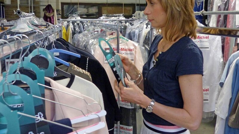 Sandra Eckardt in einer Wäscherei in Brügge – Bild: TVNOW /​ Endemol Shine
