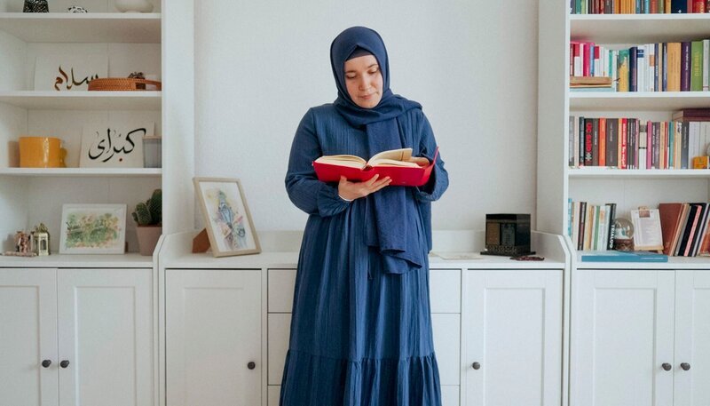 Welche Bedeutung spielt Glaube im Leben von jungen Menschen in Berlin und Brandenburg? Auf der Suche nach Halt und Gemeinschaft, finden viele Angebote in der Religion. Fünf Gläubige öffnen die Wohnungstüren und geben Einblicke in unterschiedliche religiöse Rituale. Sie teilen ihre modernen Auffassungen von Religion und lassen uns an Lebenskrisen und deren Bewältigungsversuchen teilhaben. – Kübra ist in einem bayrischen Dorf aufgewachsen und lebt erst seit ein paar Jahren in Berlin. Hier fällt sie als erkennbare Muslima nicht mehr auf. – Bild: rbb/​nie und immer studios