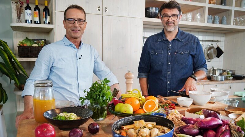 NDR Fernsehen ISS BESSER! MIT DEM ERNÄHRUNGS-DOC, „Kochen mit Tarik Rose und Dr. Matthias Riedl“, am Sonntag um 16:30 Uhr. Dr. Matthias Riedl und Tarik Rose – Bild: NDR/​dmfilm/​Florian Kruck