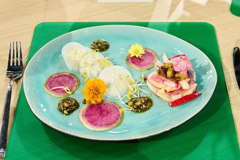 Das „Küchenschlacht“-Gericht Rohe Kohlrabi-Ravioli mit Cashew-Füllung, Fenchel-Apfel-Salat und Pistazien-Pesto, Vorspeise von Christina „Kitty“ Geuking – Bild: ZDF und Gunnar Nicolaus