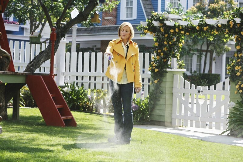 Die Freundinnen sind sich einig, die letzte Ruhestätte von Edie, soll die Wisteria Lane sein: Lynette (Felicity Huffman) … – Bild: Danny Feld