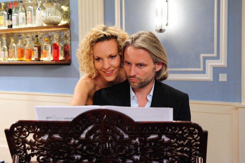 Natascha (Melanie Wiegmann, l.); Michael (Erich Altenkopf, r.) – Bild: ARD /​ Ann Paur