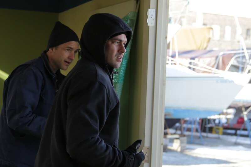 CHICAGO FIRE -- „Virgin Skin“ Episode 214 -- Pictured: (l-r) Jeff Hephner as Clarke, Taylor Kinney as Kelly Severide – Bild: 2013 NBCUniversal Media, LLC