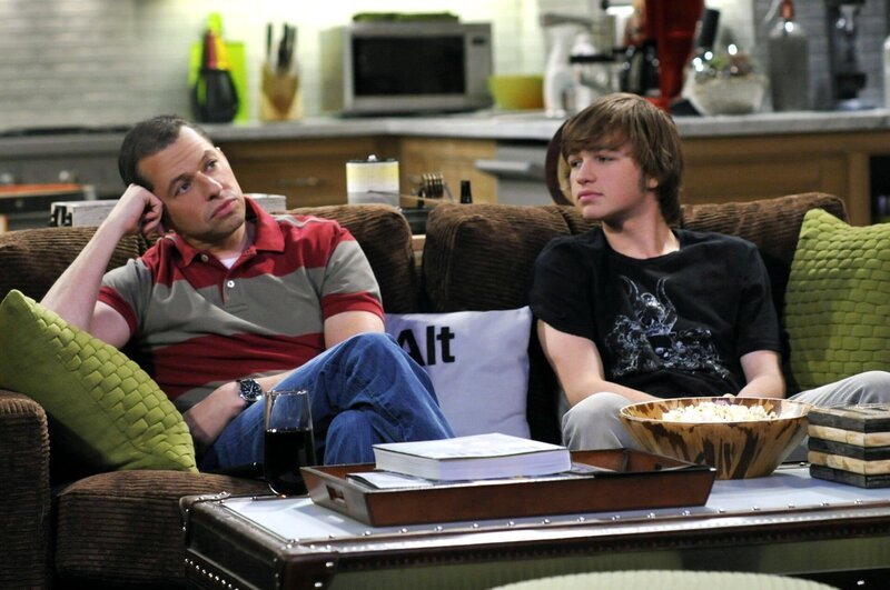 Männerabend: Alan (Jon Cryer) und Jake (Angus T. Jones) … – Bild: Courtesy of Warner Brothers